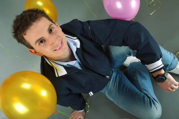 Jonge Man Tegen Van Ballonnen Glimlachengenç Adama Karşı Balon Gülümseyen — Stok fotoğraf