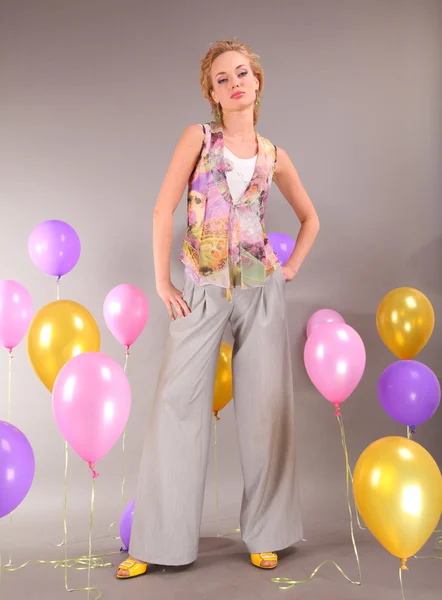 Arka Plan Balon Üzerinde Işık Elbiseli Güzel Genç Kız — Stok fotoğraf