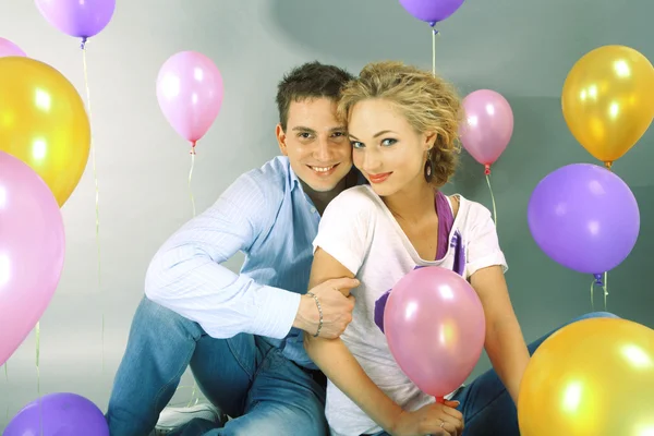 Jonge Liefde Paar Lacht Met Ballonnen — Stockfoto