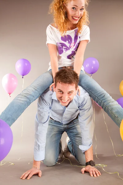 Jonge Liefde Paar Lacht Met Ballonnen — Stockfoto