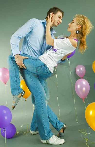Young Love Couple Smiling Balloons — Stock Photo, Image