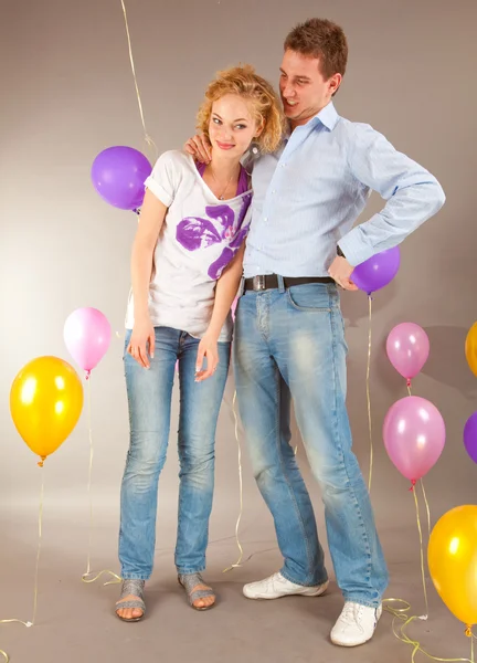 Jeune Amour Couple Souriant Avec Des Ballons — Photo