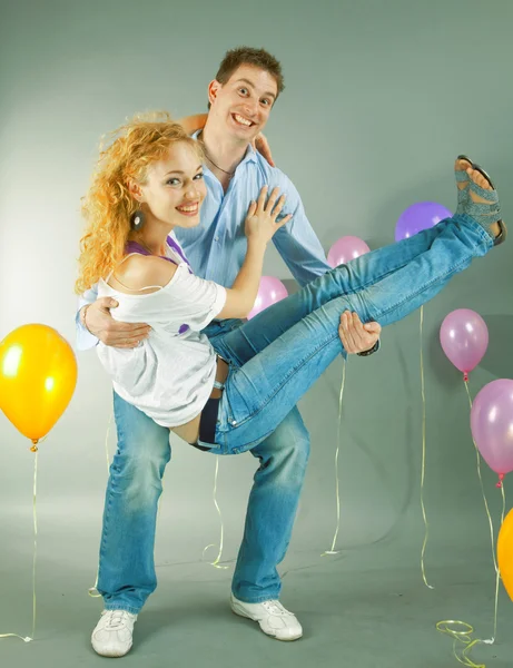 風船に笑みを浮かべて若い愛のカップル — ストック写真