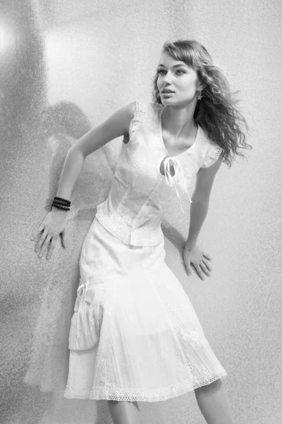 Mulher Bonita Com Fundo Brilhante Vestido Branco — Fotografia de Stock