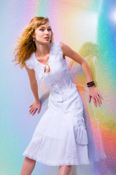 美丽的年轻女子与明亮的背景 穿白裙子 — 图库照片