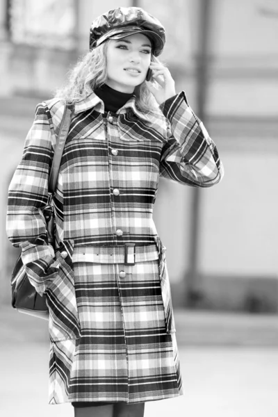 Beautiful young blond in a coat talks on the phone. Photography — Stock Photo, Image