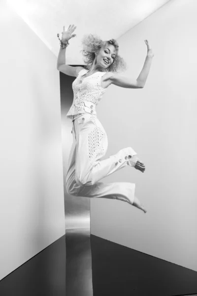 Genç kadın stüdyoda zıplıyor ve eğleniyor. — Stok fotoğraf