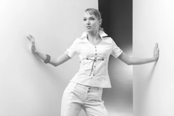 Hermosa Joven Con Vestido Blanco Estudio — Foto de Stock