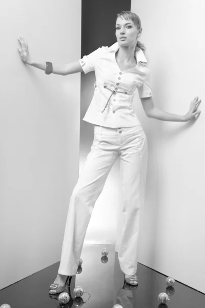 Krásná mladá žena v bílých šatech. ve všech růstu. v st — Stock fotografie