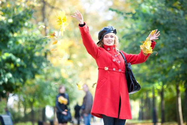Mujer Feliz Rojo Lanzando Hojas Aire — Foto de Stock