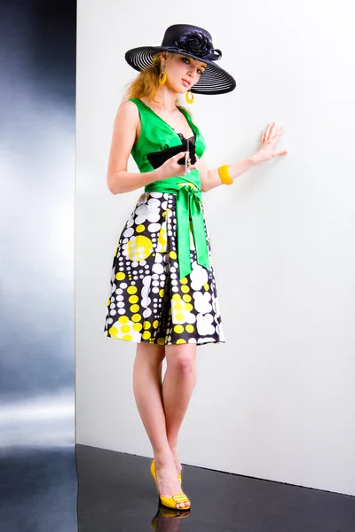 Молодая Женщина Зеленом Платье Черной Шляпе Ростках Студии — стоковое фото