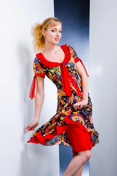 Vacker ung kvinna i röd klänning. i alla tillväxt. på vita bac — Stockfoto