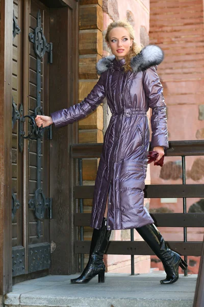 Schöne Junge Frau Mantel Mit Fellkapuze Und Stiefeln Tür Auf — Stockfoto