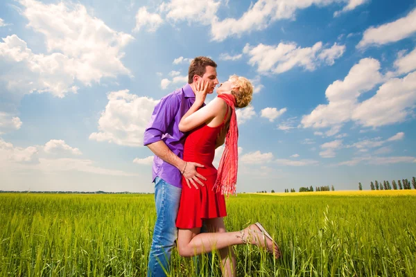 Genç Çift Mavi Gökyüzü Altında Öpüşme Aşk — Stok fotoğraf