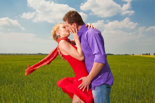 Para młoda miłość pocałunek pod błękitne niebo — Zdjęcie stockowe