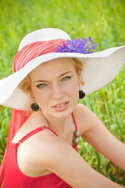 Portrait Une Belle Jeune Femme Chapeau Blanc — Photo