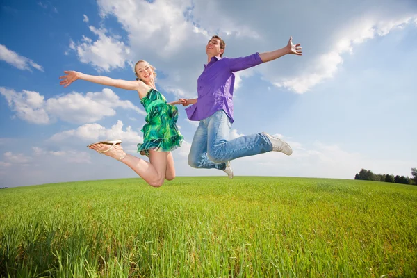 Happy está pulando no campo — Fotografia de Stock