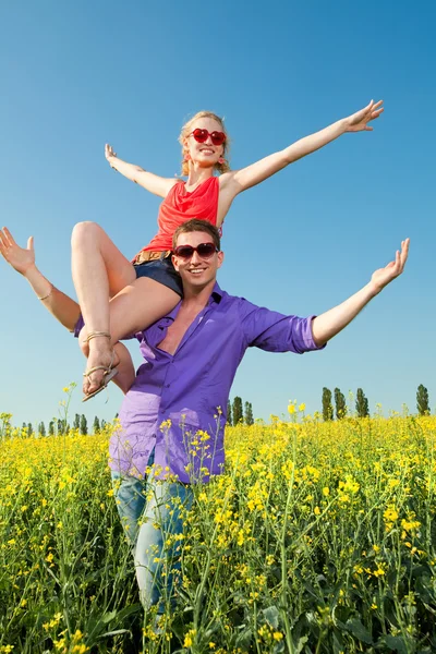 Giovane Amore Coppia Sorridente Sotto Cielo Blu — Foto Stock