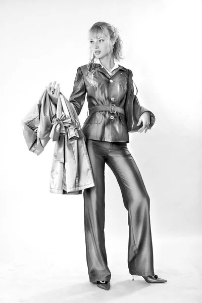 Όμορφη νεαρή γυναίκα στο κοστούμι. με τσάντα και παλτό. σε όλη την αύξηση. — Φωτογραφία Αρχείου