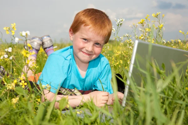 Glimlachend Kind Met Laptopcomputer Weide — Stockfoto