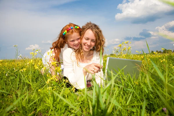 Mor Och Dotter Låg Ett Gräs Med Bärbar Dator — Stockfoto