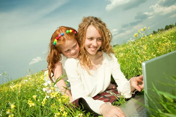 Madre e hija con flor. Concéntrate en ojos — Foto de Stock