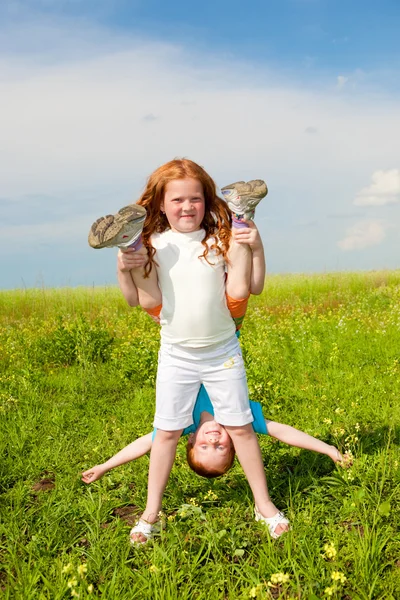 Due bambini fan che giocano sul campo — Foto Stock