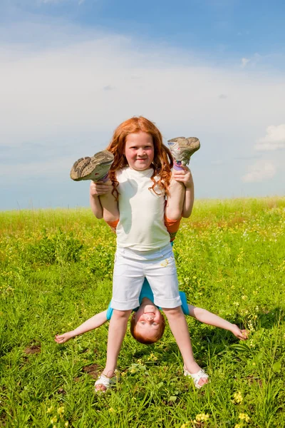 Dva Ventilátor Děti Hrají Hřišti — Stock fotografie