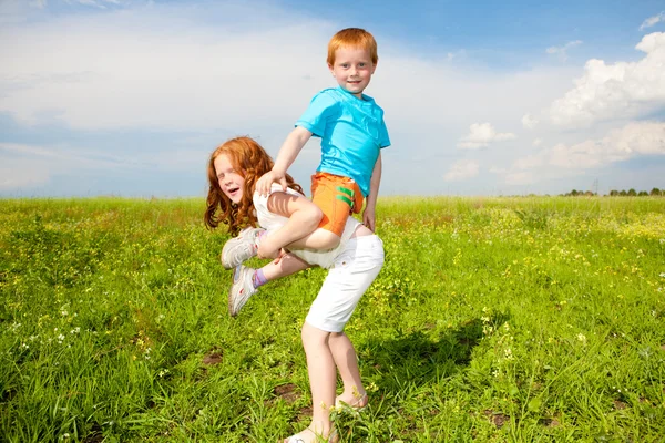Duas Crianças Fãs Brincando Campo — Fotografia de Stock