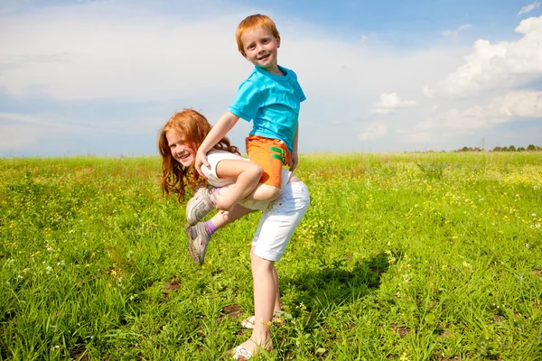 Двое детей-болельщиков играют на поле — стоковое фото