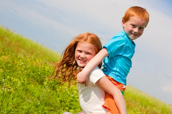 Due bambini fan che giocano sul campo — Foto Stock