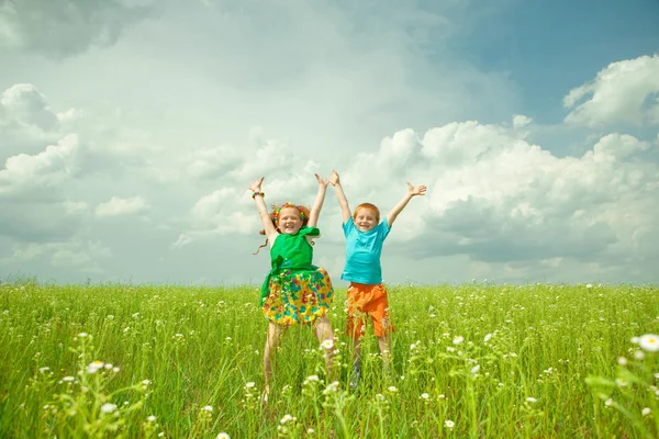 Alegria crianças com flor — Fotografia de Stock