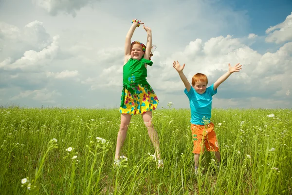 Mooi kind plezier in het veld — Stockfoto