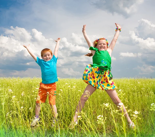 Dvě zlatovlasé děti si hrají na hřišti — Stock fotografie