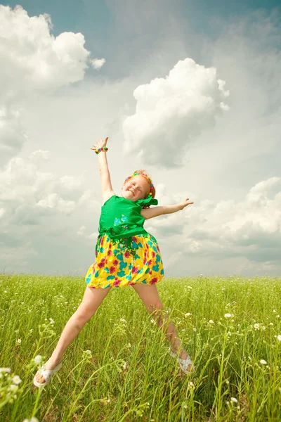 Küçük kız karşı güzel gökyüzü atlama — Stok fotoğraf
