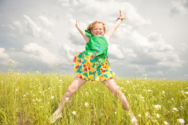 Menina saltando contra o céu bonito — Fotografia de Stock