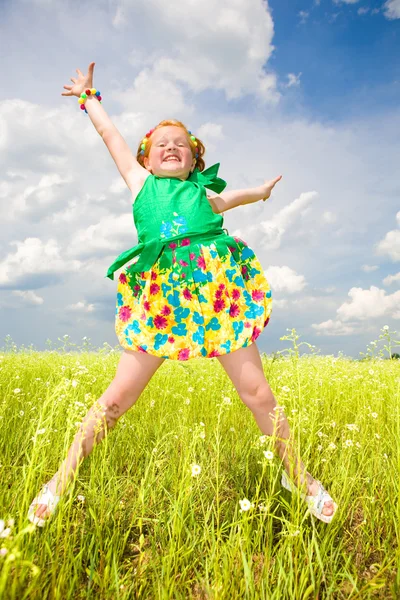 Klein Meisje Springen Tegen Mooie Hemel — Stockfoto