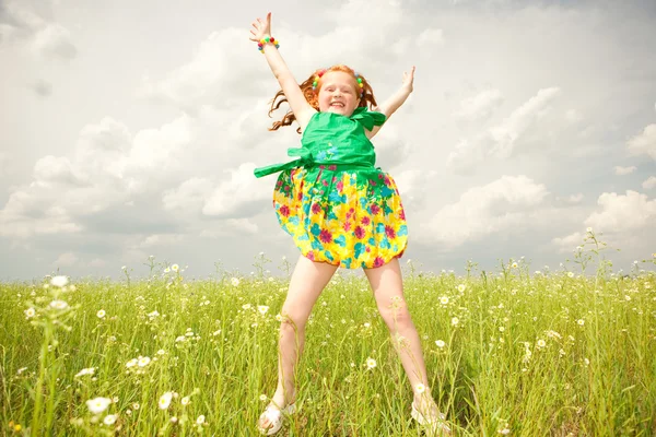 Kleines Mädchen springt gegen den schönen Himmel — Stockfoto