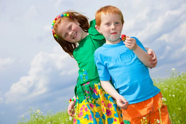 Dwoje Złotowłosych Dzieci Bawi Się Polu — Zdjęcie stockowe