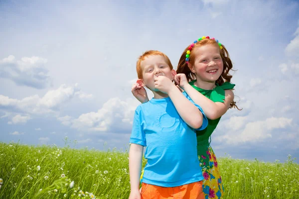 Two Golden Haired Children Playin Field — Stock Photo, Image