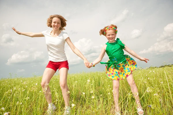 Mutter Und Tochter Haben Spaß Auf Dem Feld Augenmerk Auf — Stockfoto