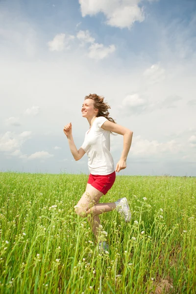 Gelukkig Jonge Vrouwen Runing Veld — Stockfoto