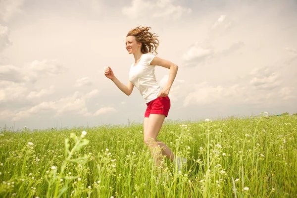 Ευτυχής Νεαρές Γυναίκες Που Τρέχει Στον Τομέα — Φωτογραφία Αρχείου