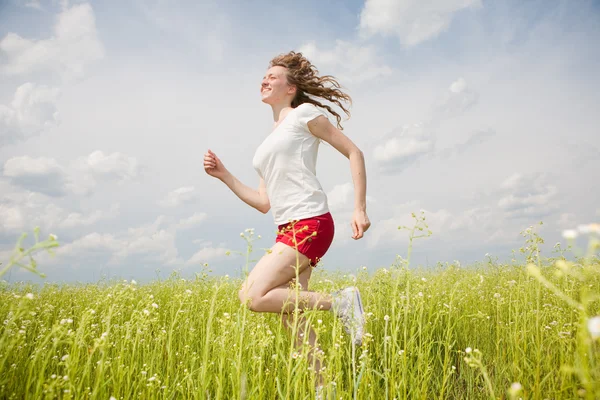 Felice giovani donne che corrono in campo — Foto Stock
