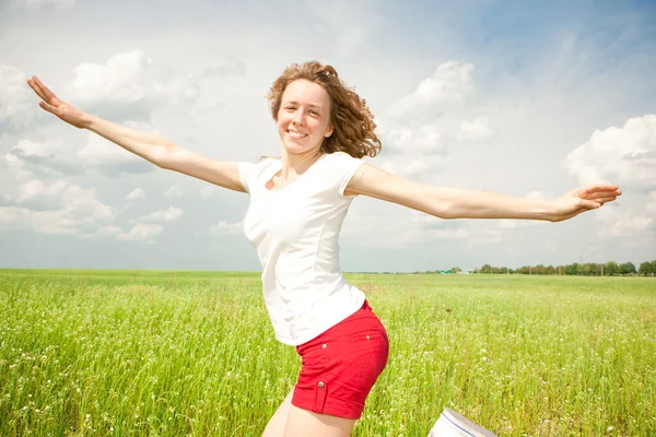 フィールドで幸せな若い女性 Runing — ストック写真