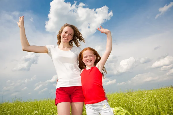 Mutter Und Tochter Haben Spaß Auf Dem Feld — Stockfoto