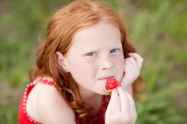 かわいい女の子の肖像画緑の牧草地でリラックス。ソフト フォーカス。フォーカス — ストック写真