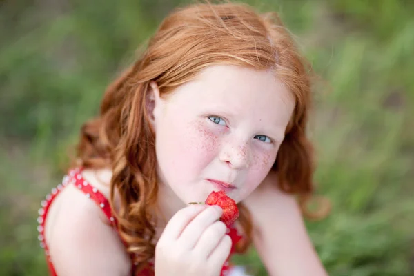 Gadis Yang Makan Stroberi Fokus Yang Lembut Fokus Pada Mata — Stok Foto