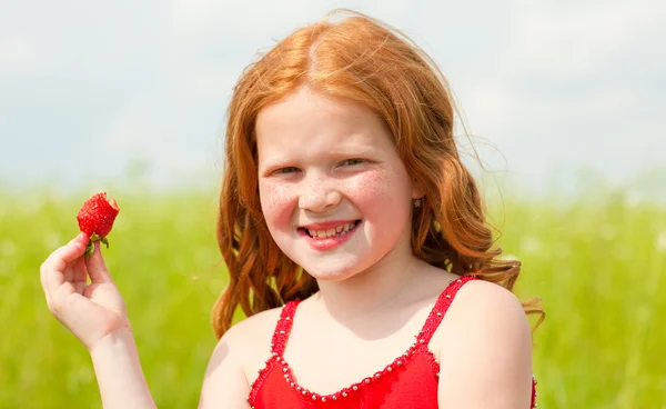 Dívka, která žere jahody. měkké zaměření. zaměřit se na oko. — Stock fotografie