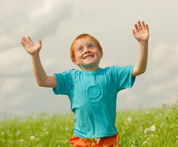 Lycklig pojke njuta på ängen — Stockfoto